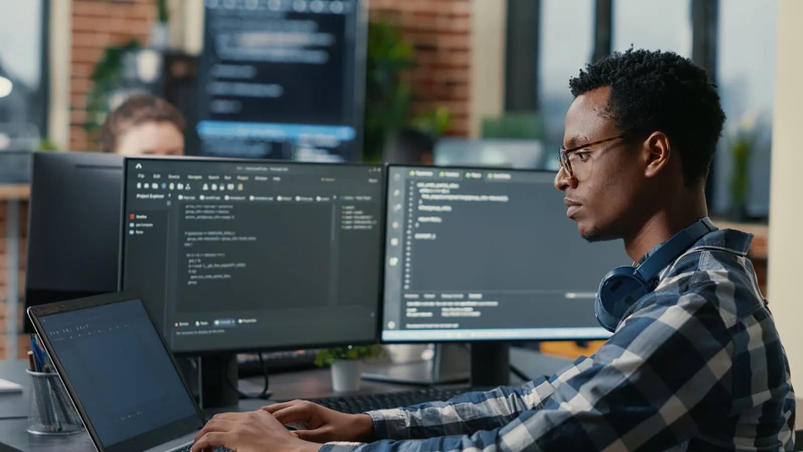 Programmer using no-code platforms for development on multiple monitors