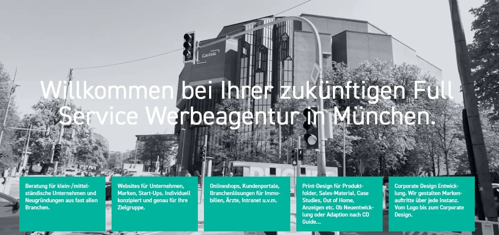 Hero banner of the Munich agency Immagine, positioning it as a “full-service advertising agency” and listing services from web design to print design. This illustrates the holistic approach described in the article, combining digital presence with classic branding and print marketing.