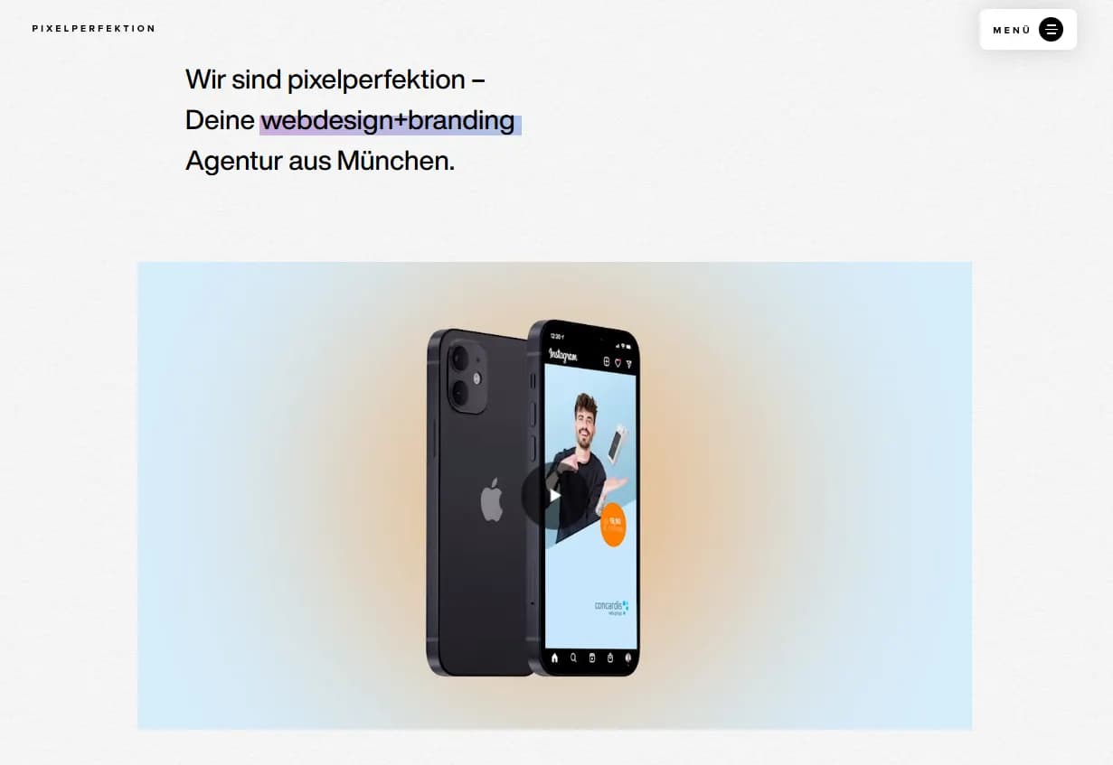 Startseite von Pixelperfektion aus München, die minimalistisches Design und Markenidentität mit einem Fokus auf mobile Darstellung präsentiert.