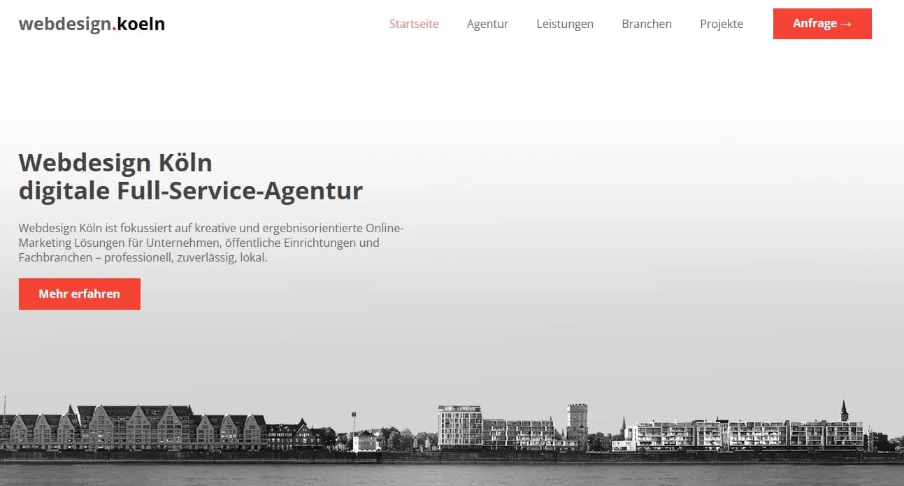 Homepage von Webdesign Köln mit einer Stadtsilhouette im Hintergrund, die die lokale Expertise und professionelle Ausrichtung der Full-Service-Agentur betont.