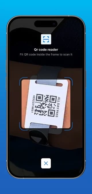 QR-Leser scannt ein Event-Armband
